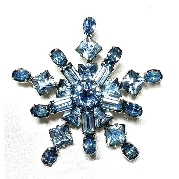 VINTAGE Brooch Blue Rhinestone Rivet Costume Jewelry Pin A17 - Picture 1 of 4